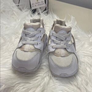 HuaracheKids White Nike Toddler Sneakers. 704950-110 size 6C